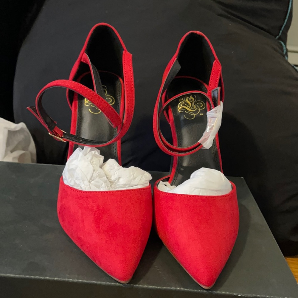 BRAND NEW SHOES SIZE 6.5